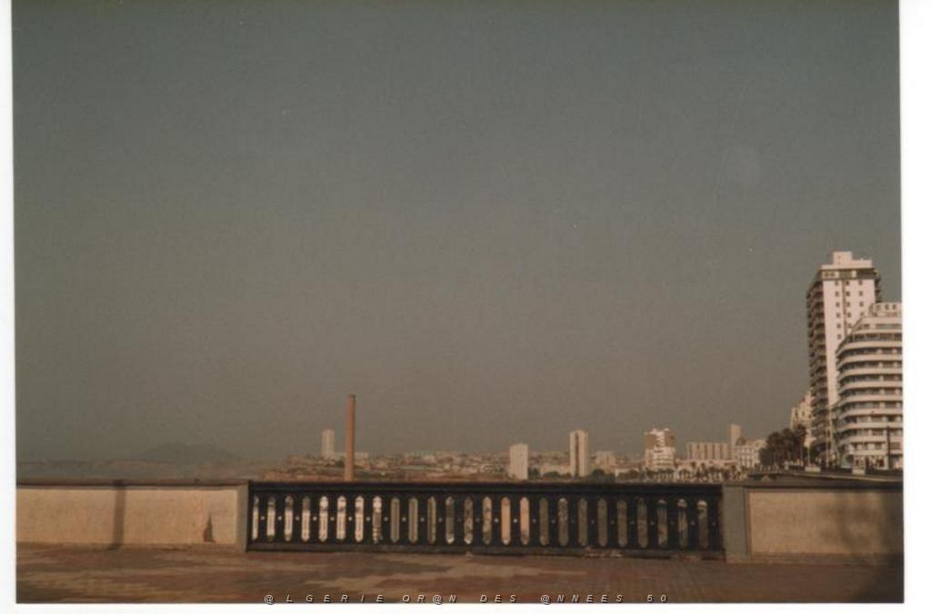 ORAN LE BOULEVARD FRONT DE MER ET L USINE EGA.JPG